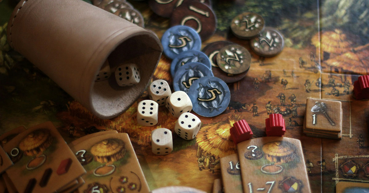 Brädspel för nybörjare: spelplan och pjäser på ett bord