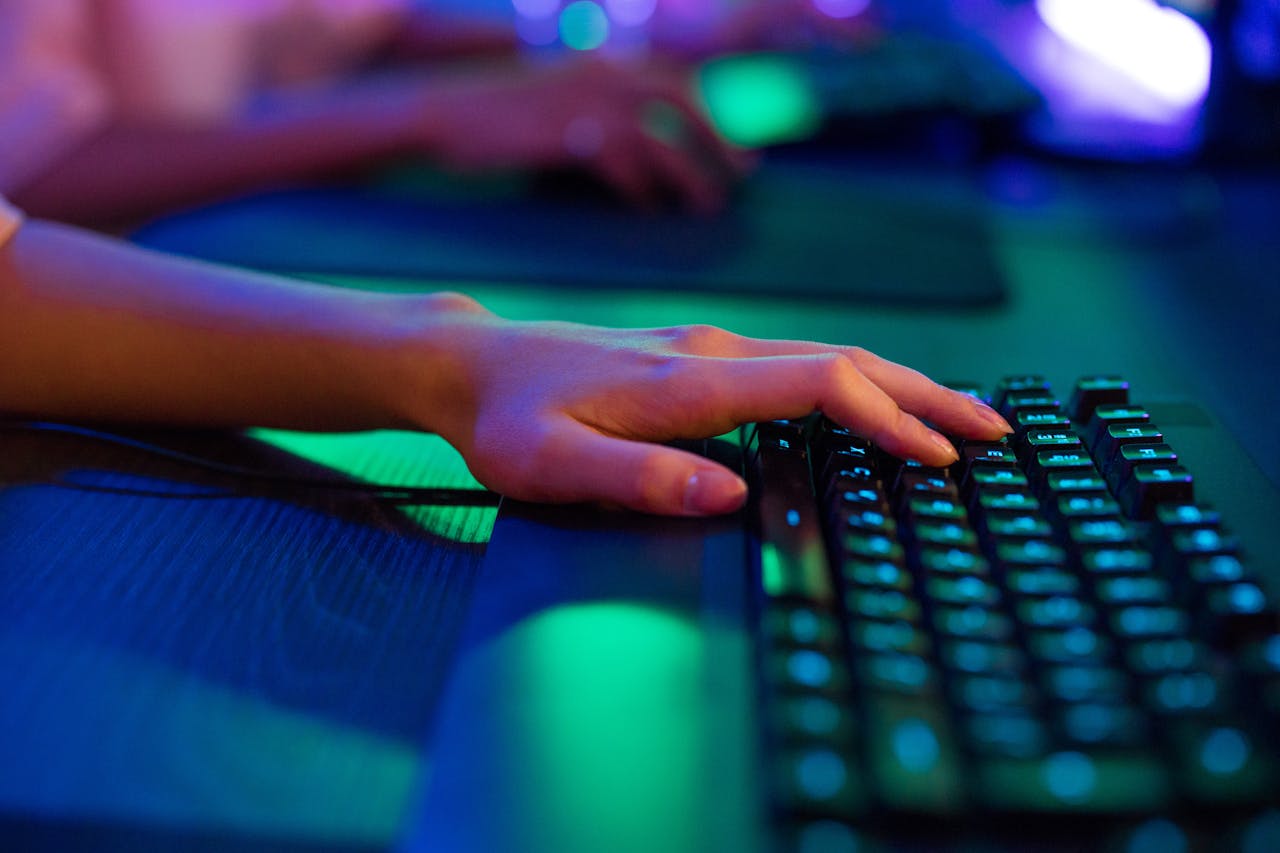 Komplett guide till bästa gaming-prylar 2026: headset, mus, tangentbord, monitor och stol. Konkreta modeller, priser och prestanda för alla budgetar.