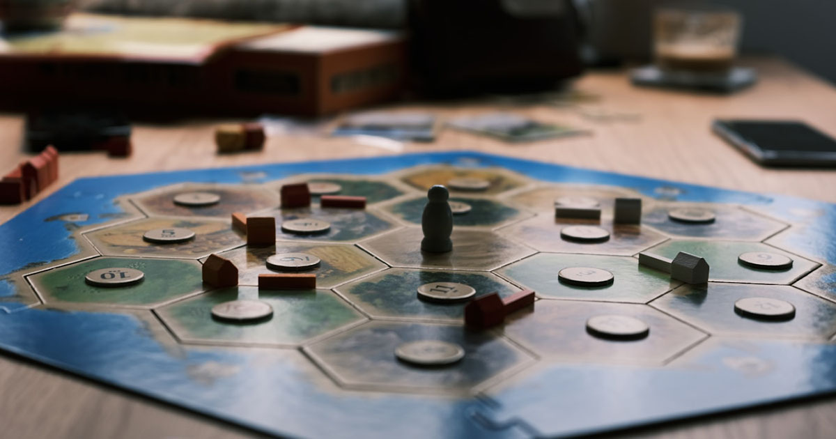 Regler för Catan: spelplan med resursbrickor och bosättningar